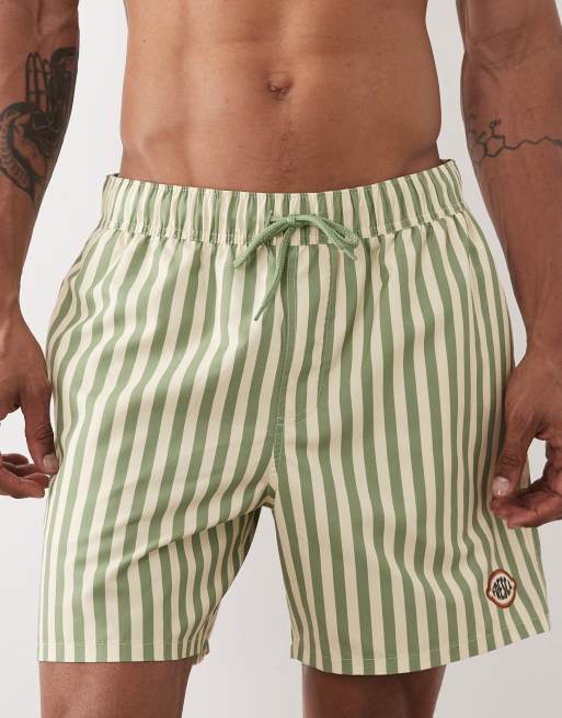 ASOS DESIGN – Mittellange, gestreifte Badeshorts in Gelb und Grün mit gesticktem Aufnäher, 2 von 5
