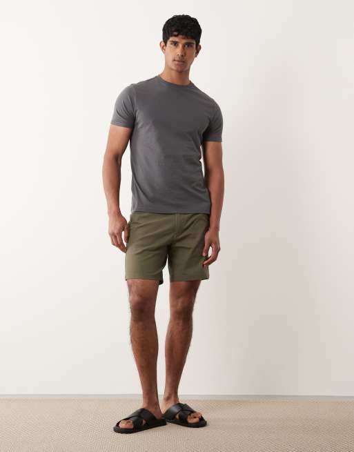 ASOS DESIGN – Mittellange Slim-Fit-Chinoshorts in Khaki, 2 von 5