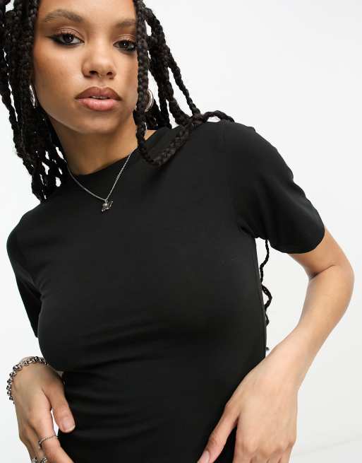 ASOS DESIGN – Mittellanges 2-in-1-T-Shirt-Kleid in Schwarz mit Rundhalsausschnitt und Cargo-Rock, 3 von 4
