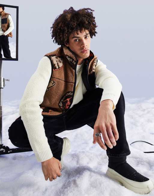 ASOS DESIGN – Mittelschwere Weste aus braunem Teddyfell mit Abzeichen