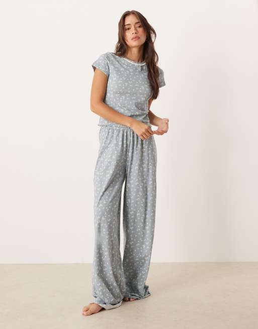 ASOS DESIGN – Mix and Match – Knapp geschnittenes Pyjama-T-Shirt in Blau mit Blümchenmuster, 4 von 4