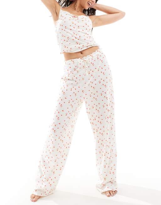 ASOS DESIGN – Mix and Match – Kurze Pyjama-Hose mit Kirschen-Print  und Rüschensaum, 2 von 4