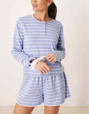 ASOS DESIGN - Mix and Match - Langärmliges Henley-Pyjama-Oberteil in gestreiftem Blau mit Scrunchie-Haargummi mit Blümch...