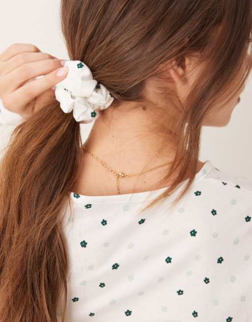 ASOS DESIGN – Mix and Match – Langärmliges Henley-Pyjama-Oberteil mit grünem Blümchenmuster und Scrunchie-Haargummi, 2 von 3