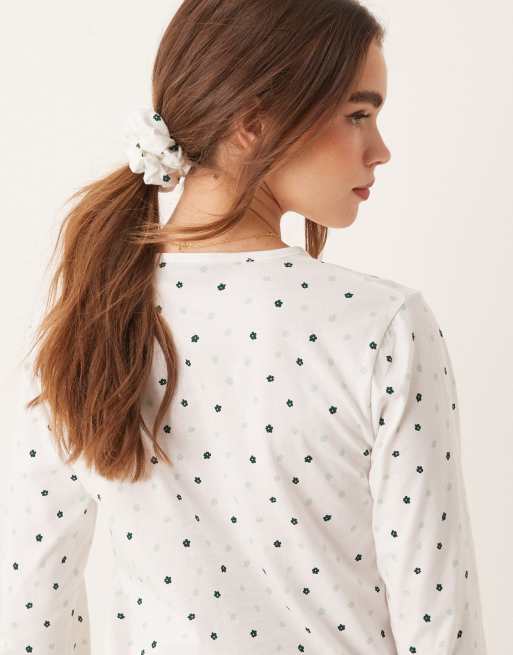 ASOS DESIGN – Mix and Match – Langärmliges Henley-Pyjama-Oberteil mit grünem Blümchenmuster und Scrunchie-Haargummi, 3 von 3