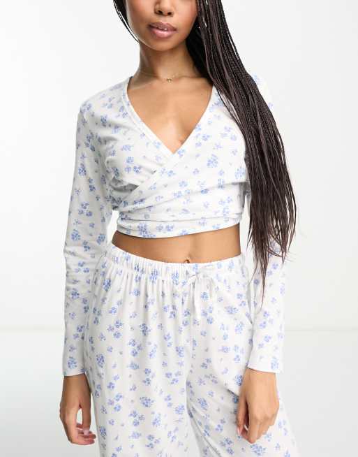 ASOS DESIGN – Mix and Match – Langärmliges Pyjama-Wickeloberteil in Weiß mit Blümchenmuster