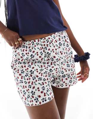 ASOS DESIGN - Mix and Match - Schwingende Pyjama-Shorts mit burgunderrotem Beeren- und Blümchenmuster-Weiß