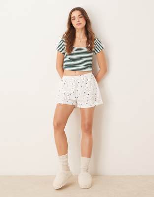 ASOS DESIGN - Mix and Match - Schwingende Pyjama-Shorts mit grünen Punkten-Weiß