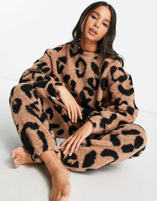 ASOS DESIGN - Mix en match - Lounge sweater van borg met dierenprint in bruin