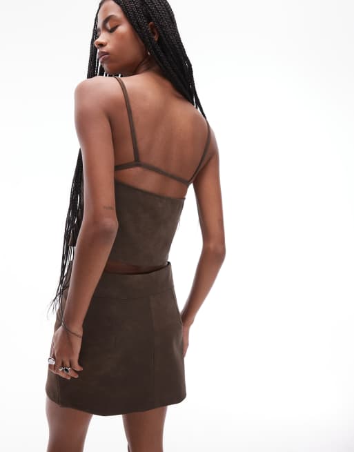 ASOS DESIGN - Mix en match - Micro mini rok met textuur, leerlook en lage taille in chocoladebruin, 3 van 5