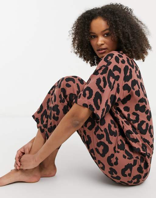 ASOS DESIGN - Mix en match - Pyjamabroek van modal met wijde pijpen en dierenprint in bruin