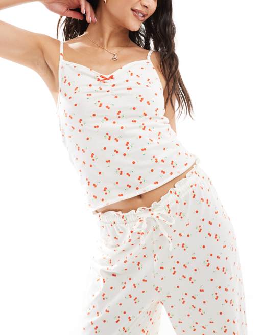 ASOS DESIGN - Mix en match - Pyjamatop met camibandjes, ruches langs de rand en kersenprint