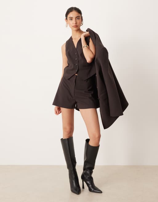 ASOS DESIGN - Mix & Match - Completo sartoriale con gilet squadrato, blazer con spalle imbottite e pantaloncini micro color cioccolato gessato