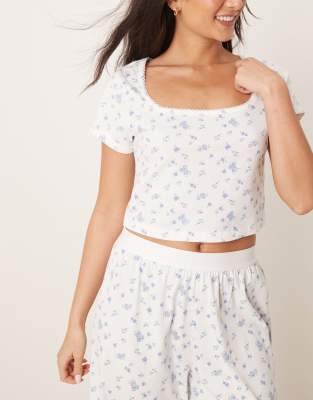 ASOS DESIGN - Mix & Match - Figurbetontes Pyjama-T-Shirt in Blau geblümt mit Picot-Besatz-Weiß