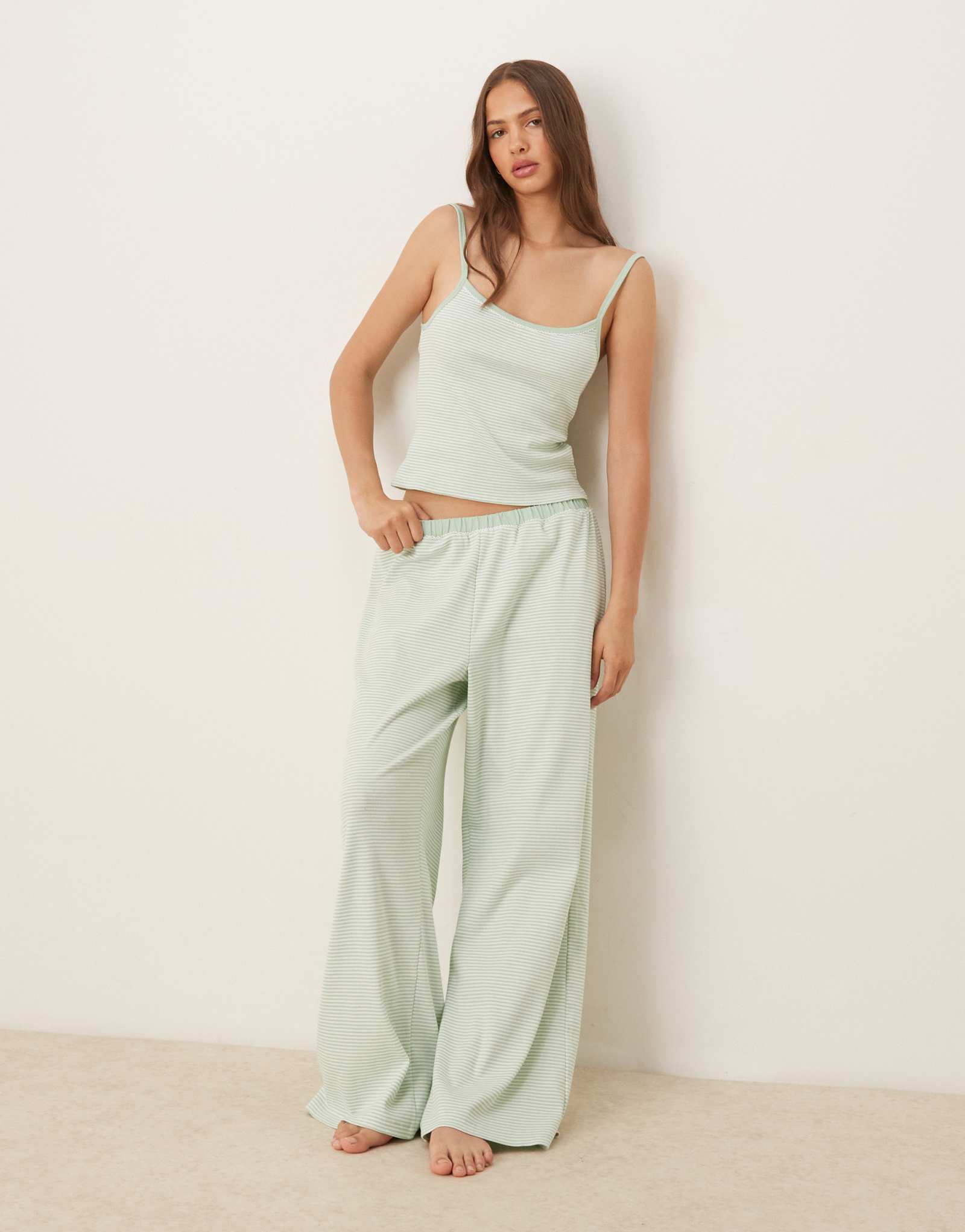 Пижамные брюки ASOS DESIGN Mix &Match с оборками в серовато-зеленую полоску