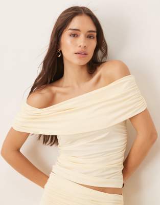 ASOS DESIGN - Mix & Match - Gerafftes Oberteil in Buttermilchgelb mit One-Shoulder-Träger