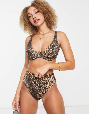 ASOS DESIGN - Mix & Match - Geripptes Bügel-Bikinioberteil mit gestufter Vorderseite und Leopardenprint für die größere ...