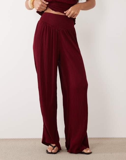ASOS DESIGN – Mix & Match – Gesmokte Hose in Beerenrot mit Knitterstruktur und weitem Bein, 4 von 5