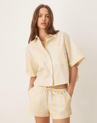 ASOS DESIGN - Mix & Match - Gestreifte, kurzärmlige Oversize-Pyjama-Hemdbluse aus Webstoff in Blau und Buttermilchgelb