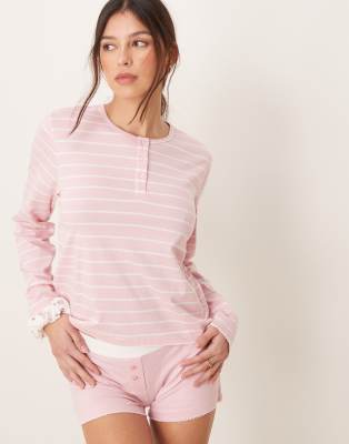 ASOS DESIGN - Mix & Match - Gestreiftes Pyjama-Oberteil mit Henley-Ausschnitt und Scrunchie-Haargummi-Rosa