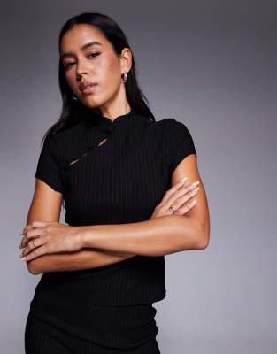 ASOS DESIGN - Mix & Match - Hochgeschlossenes Cropped Oberteil aus Bengaline in Schwarz mit Cut-out und Nadelstreifen-Bu...