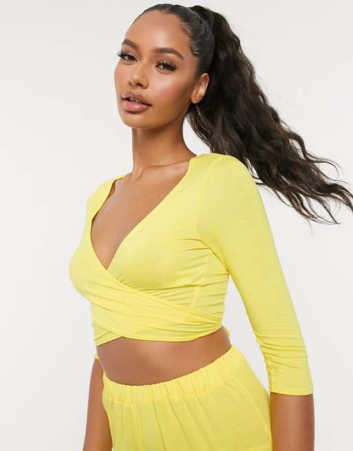 ASOS DESIGN – Mix & Match – Kurzes Jersey-Pyjamaoberteil mit Wickeldesign in Gelb