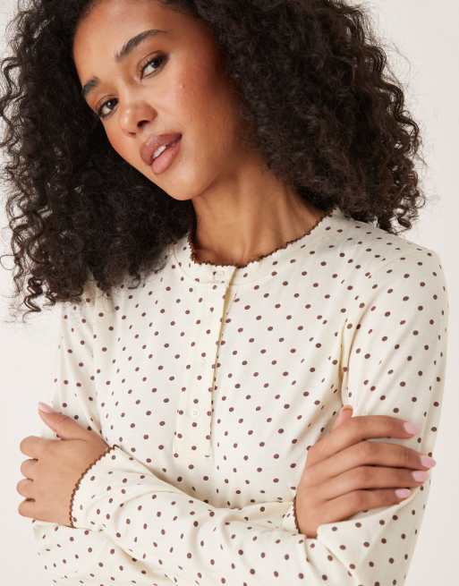 ASOS DESIGN – Mix & Match – Langärmliges Pyjama-Oberteil in Creme und Braun gepunktet, 4 von 4