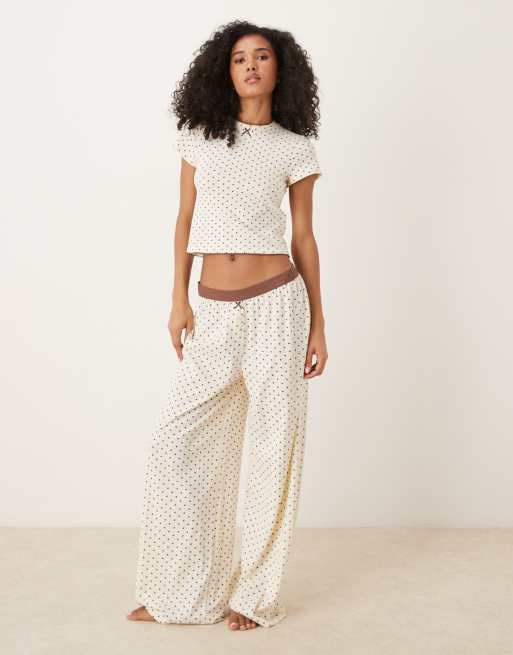 ASOS DESIGN - Mix & Match - Pantaloni del pigiama a fondo ampio con stampa a pois color crema e marrone e finiture in velluto