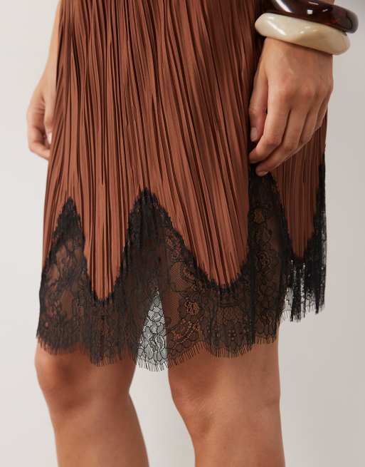 ASOS DESIGN mix & match plisseret mininederdel i brun med sort blondkant, 4 af 5