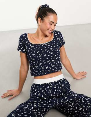 ASOS DESIGN - Mix & Match - Pyjama-T-Shirt in Marineblau mit Blümchen-Print, Picot-Saum und Scrunchie-Haargummi