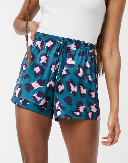 ASOS DESIGN – Mix & Match – Pyjamashorts aus Satin mit Tierfellmuster in Blaugrün
