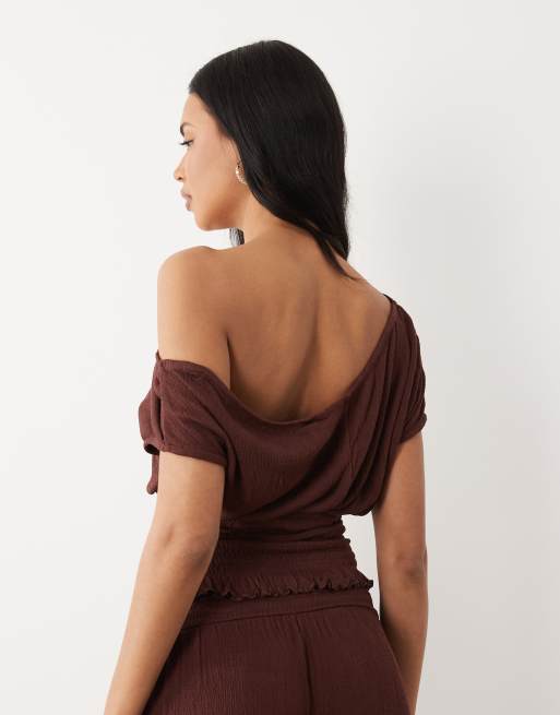 ASOS DESIGN – Mix & Match – Schulterfreies, gesmoktes Oberteil in Schokobraun mit Knitterstruktur, 4 von 4