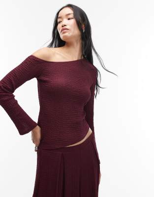 ASOS DESIGN - Mix & Match - Strukturiertes, asymmetrisches Oberteil in Beerenrot