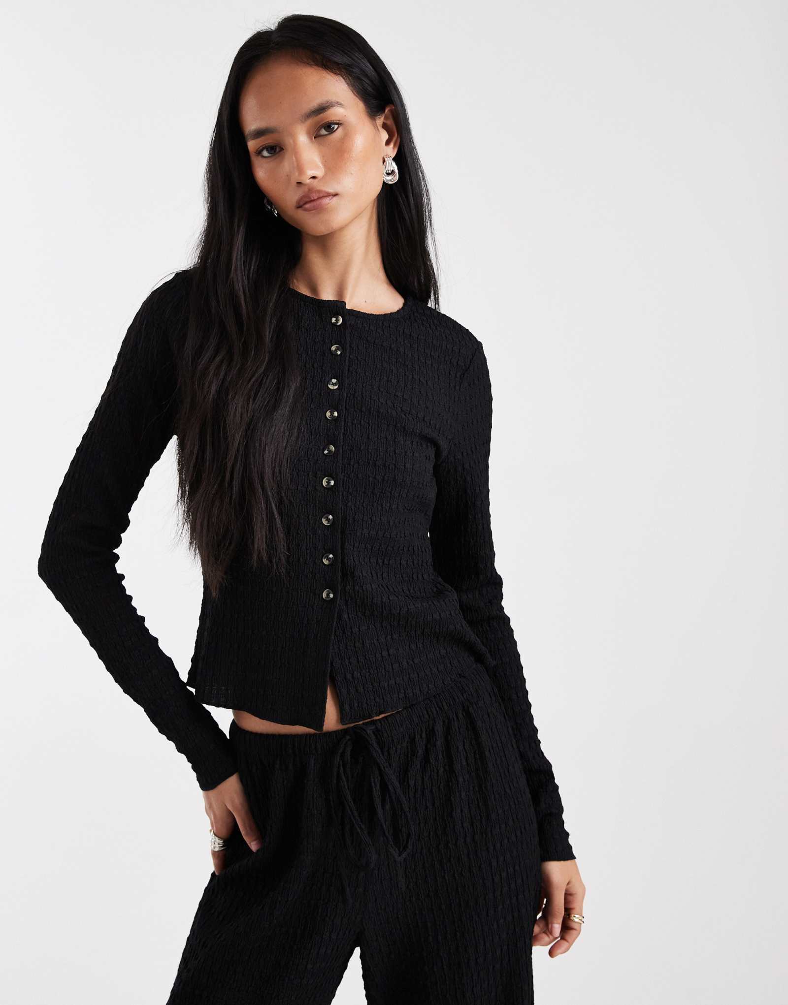 ДИЗАЙН ASOS сочетает в себе текстурированный топ черного цвета с длинными рукавами и пуговицами