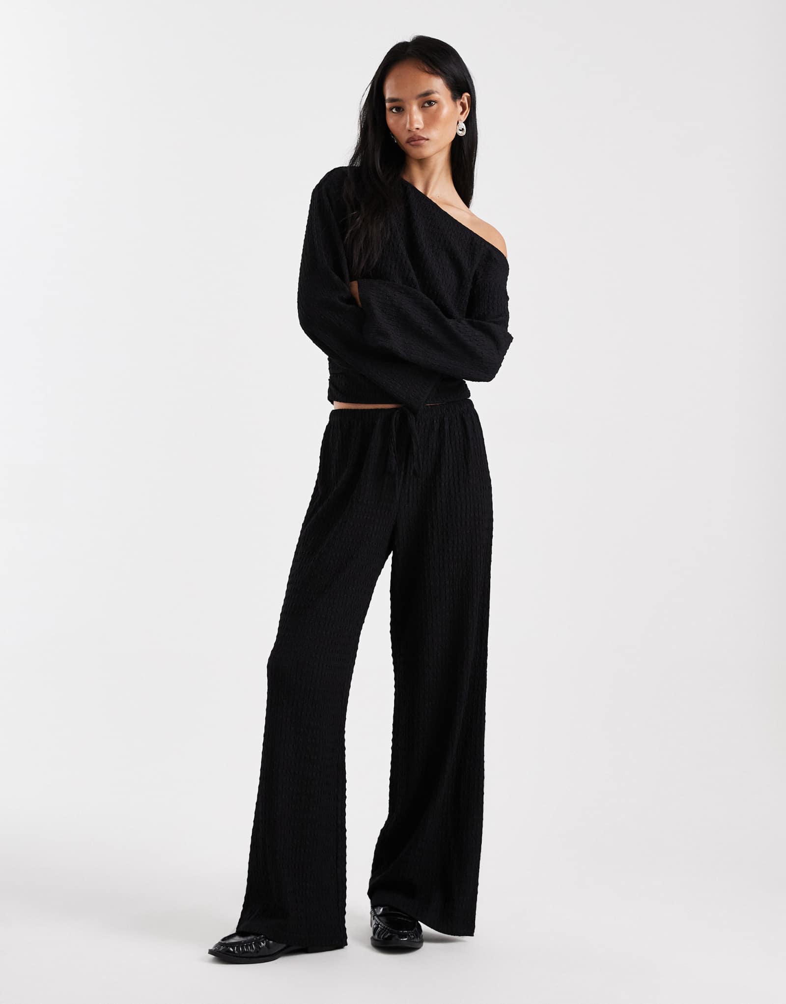 ДИЗАЙНЕРСКИЕ брюки ASOS черного цвета с текстурированным узором на талии и широкими штанинами в тон