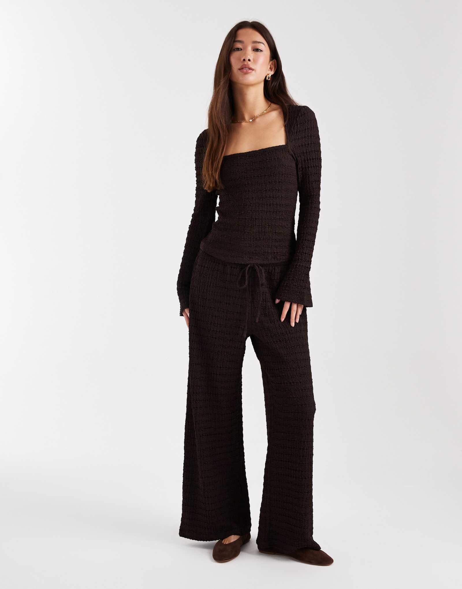 ДИЗАЙНЕРСКИЕ брюки ASOS шоколадного цвета с фактурной завязкой на талии и широкими штанинами в тон