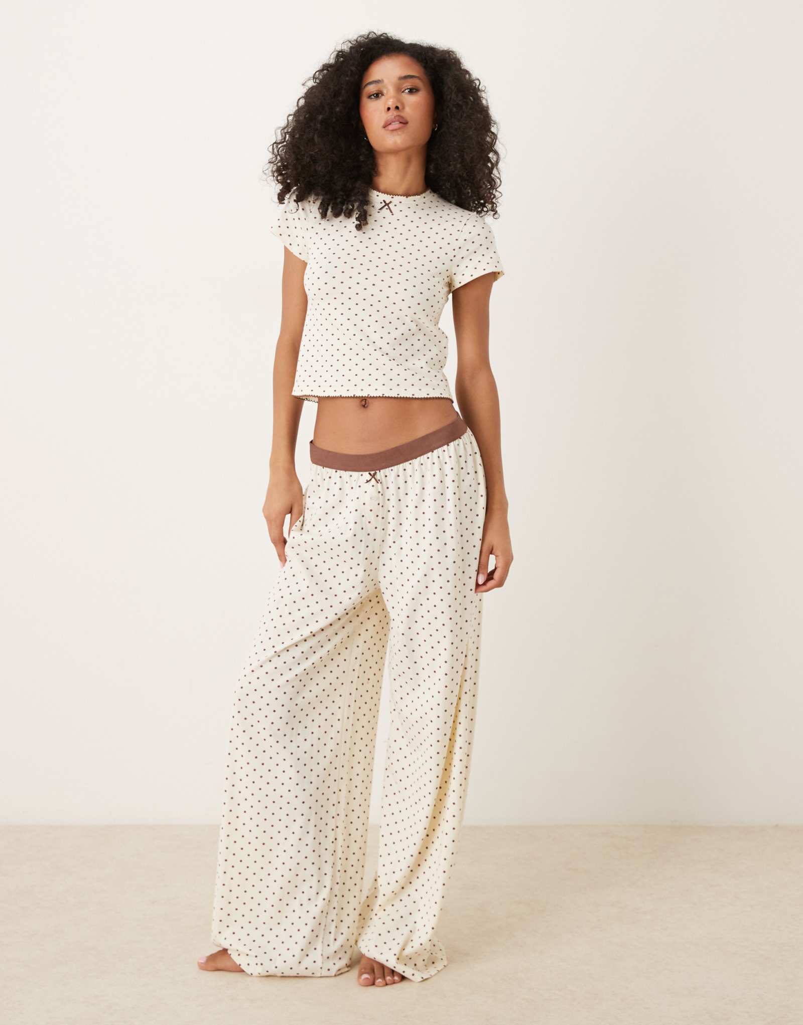 ДИЗАЙНЕРСКИЕ пижамные штаны ASOS с широкими штанинами и бархатной отделкой в кремовый и коричневый горошек сочетаются друг с другом