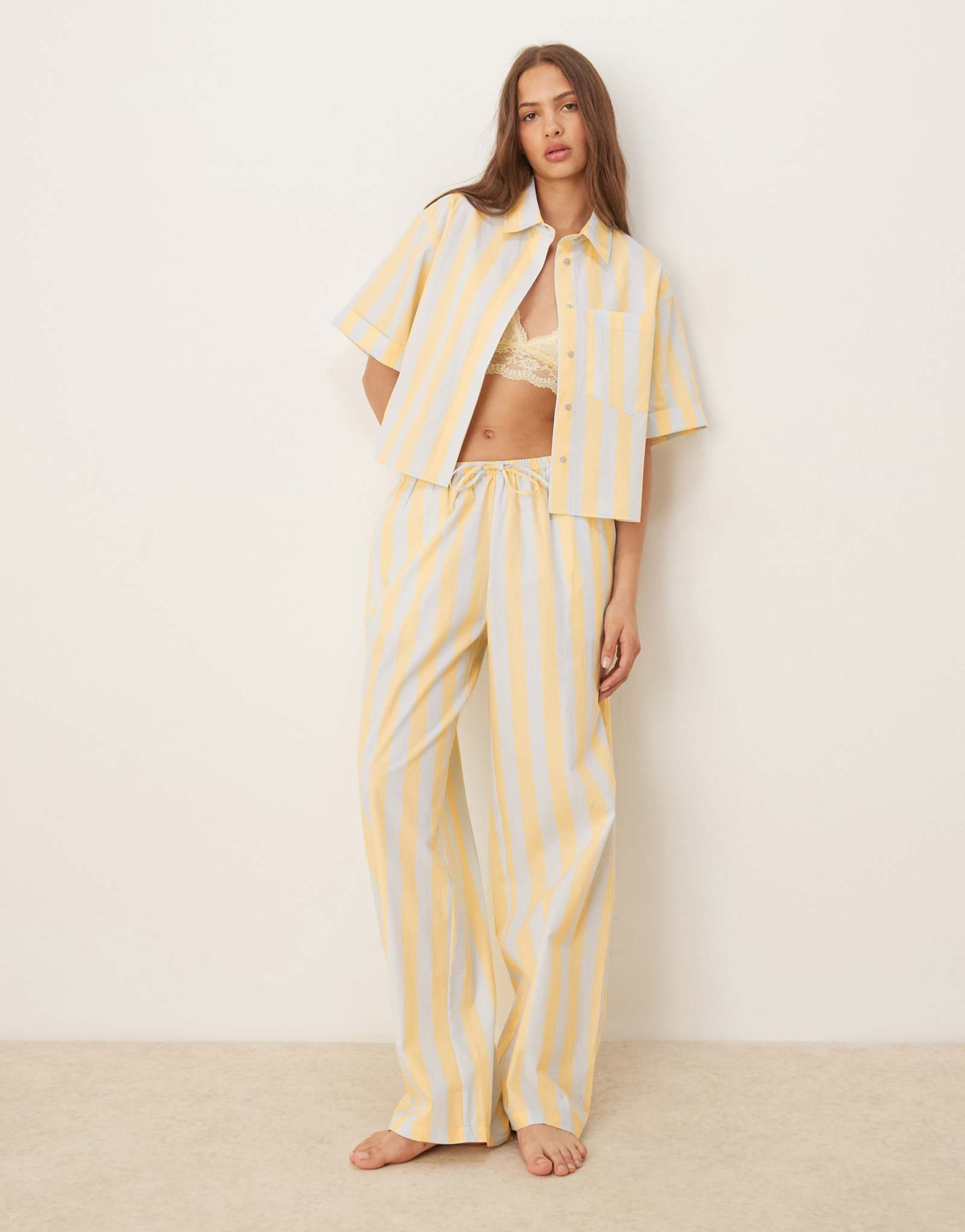 ДИЗАЙНЕРСКИЕ брюки ASOS DESIGN из ткани в полоску синего и молочного цветов в сочетании друг с другом