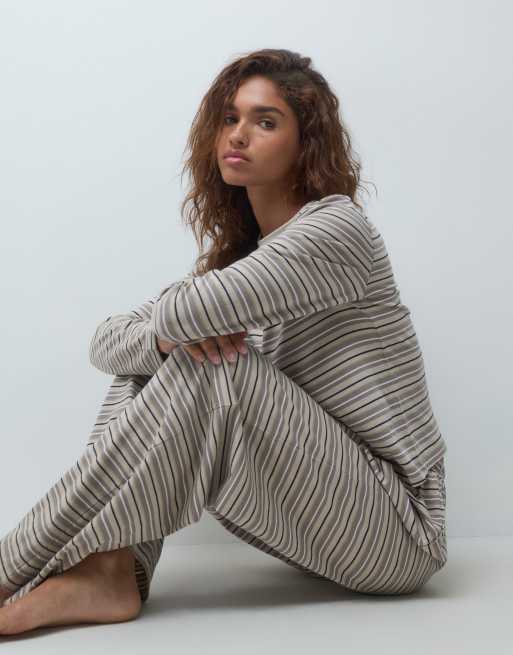 ASOS DESIGN mix og match pyjamasbukser med neutrale striber, 3 af 5