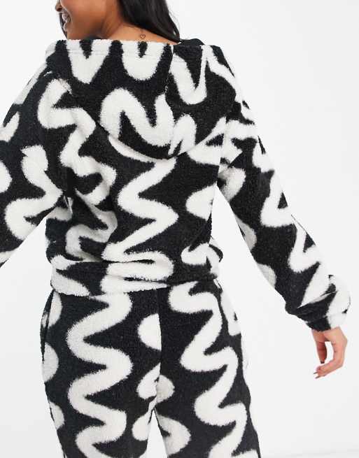 ASOS DESIGN - Mix og match - Sort lounge-hættetrøje i imiteret lammeskind med skribleri, 2 af 4