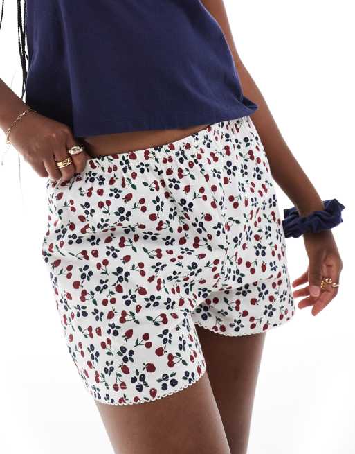 ASOS DESIGN – Mixa & matcha – Vippiga pyjamasshorts med vinrött bärmönster