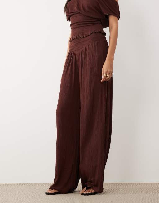 ASOS DESIGN – Mixa och matcha – Chokladbruna, krinklade, smockade byxor med vida ben, 2 av 5