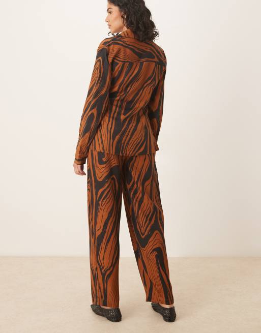 ASOS DESIGN – Mjuka, avsmalnande byxor med abstrakt mönster, del av set, 2 av 4