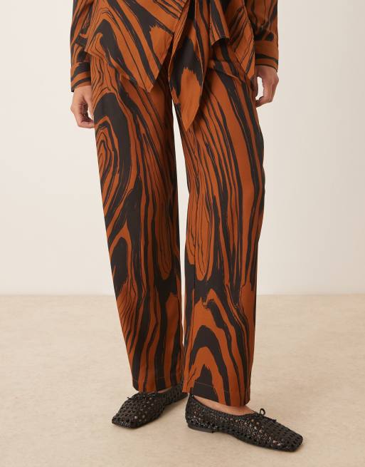 ASOS DESIGN – Mjuka, avsmalnande byxor med abstrakt mönster, del av set, 3 av 4