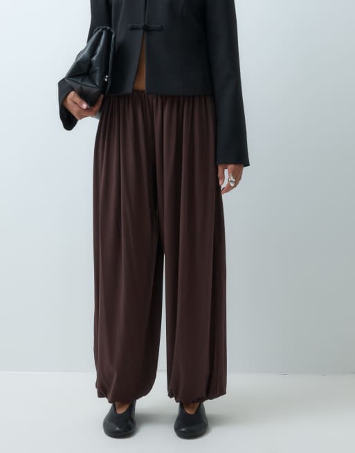 ASOS DESIGN mjukt fallande oversized ballongbyxa i chokladbrun jersey, 5 av 5