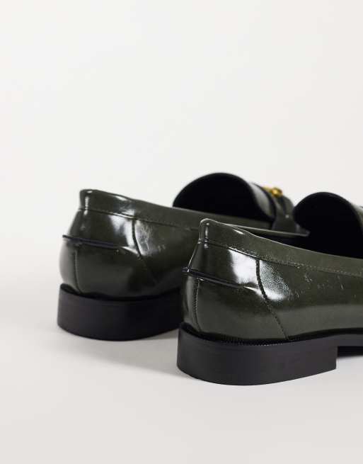 ASOS DESIGN Mocasines con hebilla horsebit dorada y flecos en verde oliva, 4 de 5