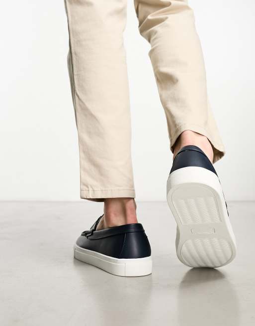 ASOS DESIGN - Mocassini in pelle sintetica blu navy con suola bianca e nappe, 2 di 4
