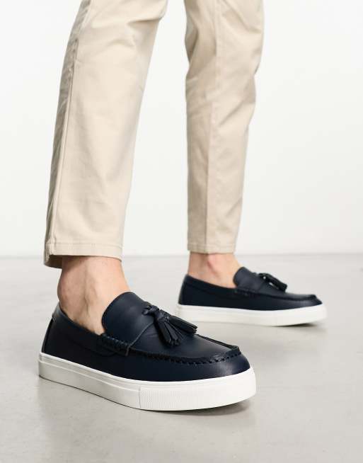 ASOS DESIGN - Mocassini in pelle sintetica blu navy con suola bianca e nappe, 3 di 4