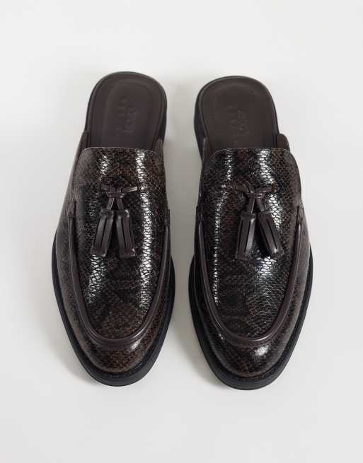 ASOS DESIGN mocassini sabot con nappina effetto serpente marrone, 2 di 5