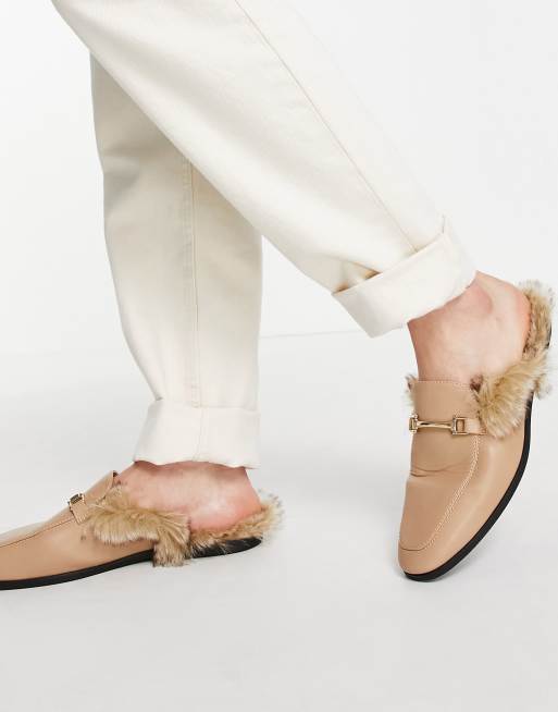 ASOS DESIGN Mocassins style mules ouverts sur l arri re en imitation cuir avec fausse fourrure Taupe